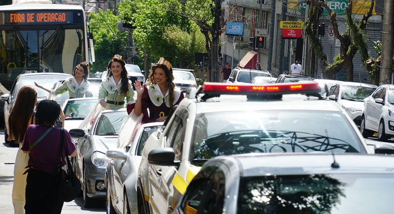 Corte da Festa percorrendo as ruas da cidade